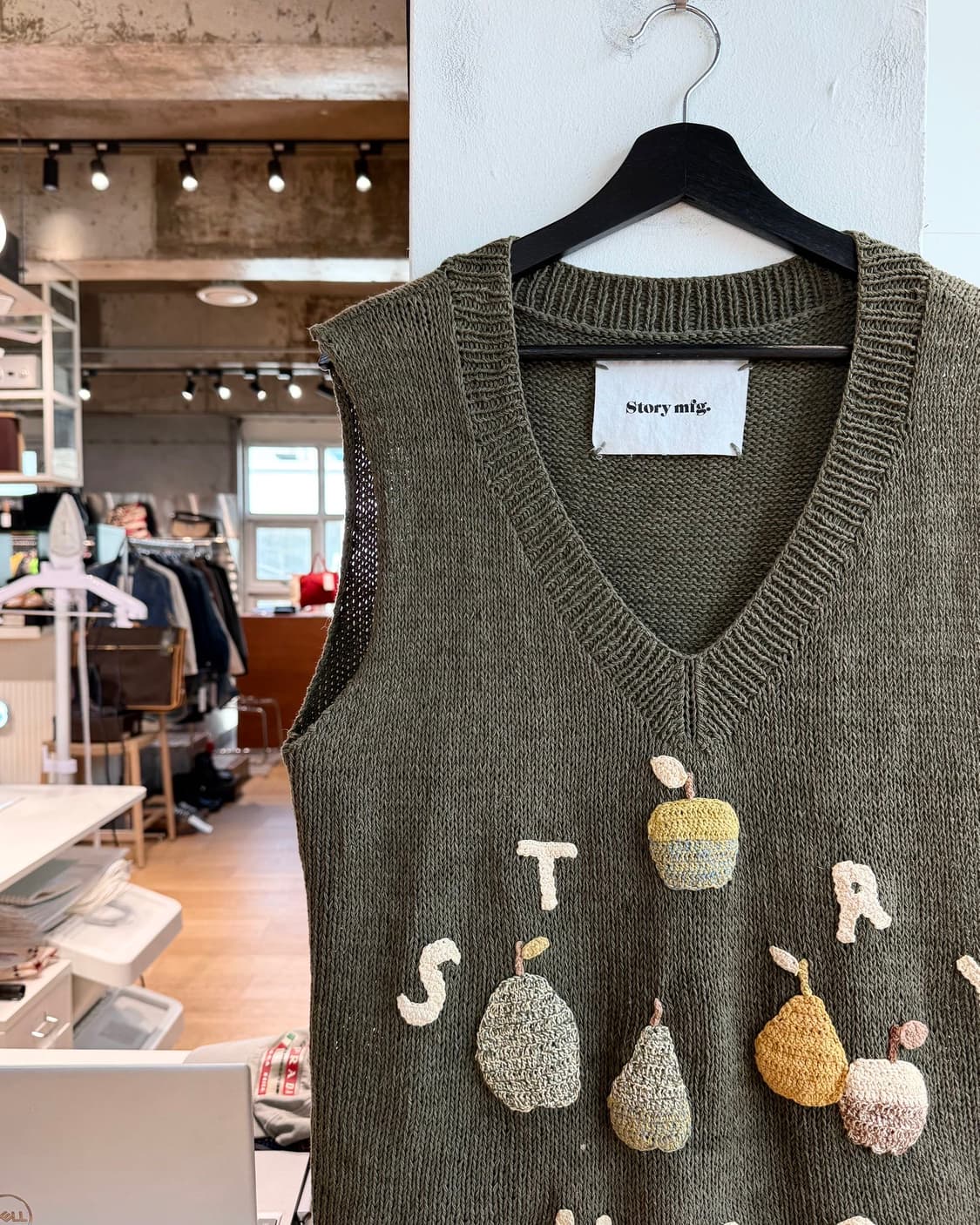 스토리 mfg 카키 크로켓 파티 베스트 니트  상품이미지4