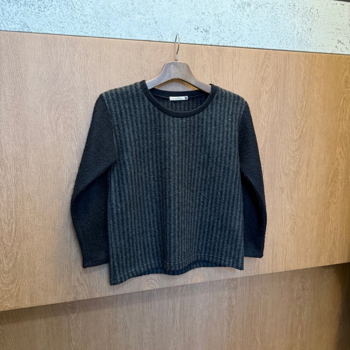 빈티지 라운드넥 긴팔 니트 배색 슬리브 스트라이프 패턴 디테일 차콜 상품이미지1