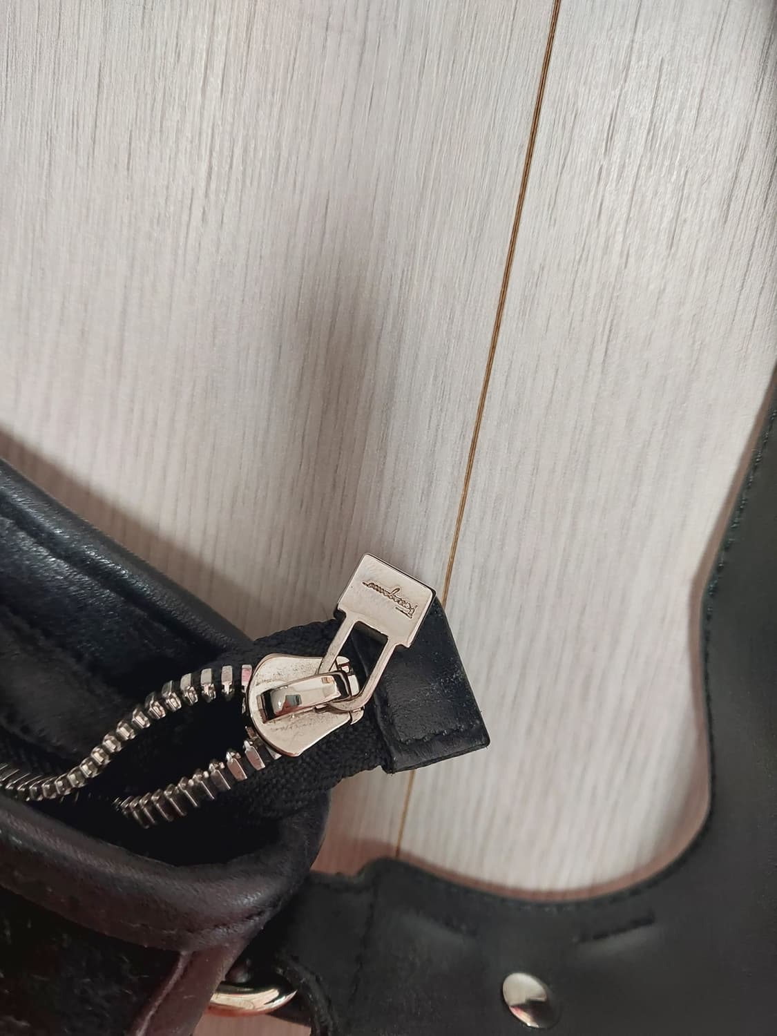 정품 페라가모 스웨이드 퍼 크로스백 상품이미지9