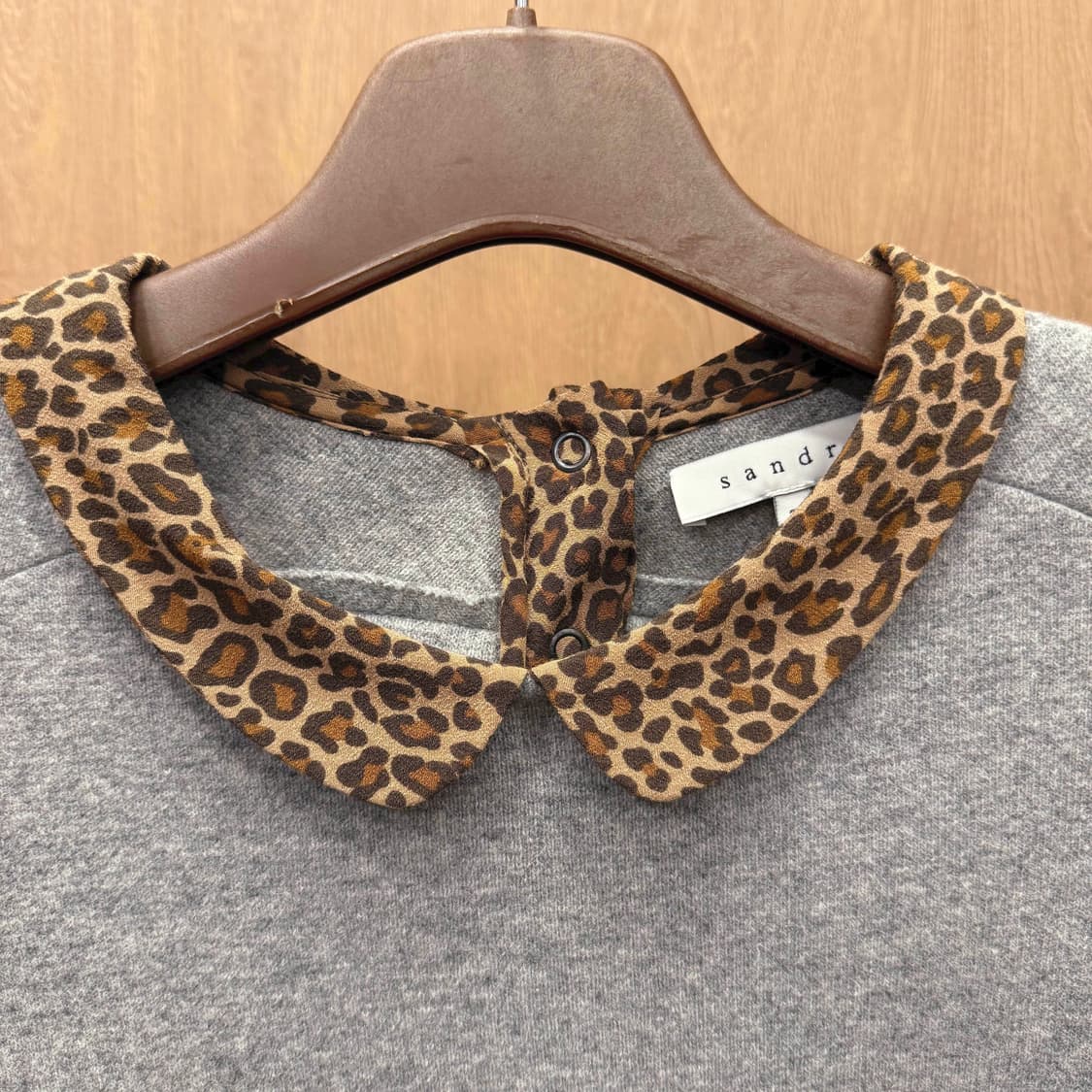 산드로 긴팔 티셔츠 레오파드 카라 배색 백버튼 디테일 그레이 상품이미지6