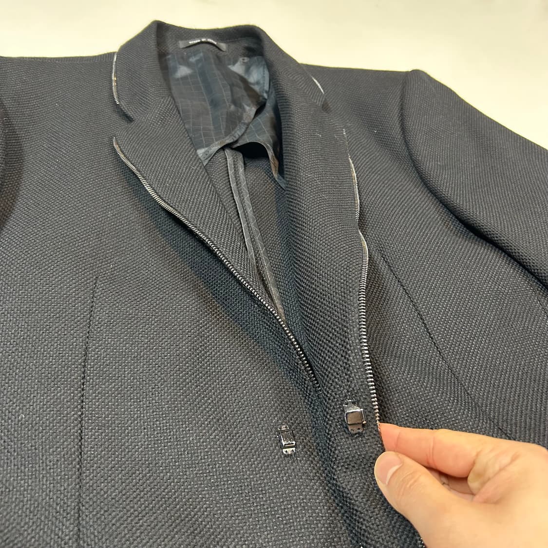 XL) 엠포리오 아르마니 MATT LINE 지퍼 디테일 울 블레이저 상품이미지5
