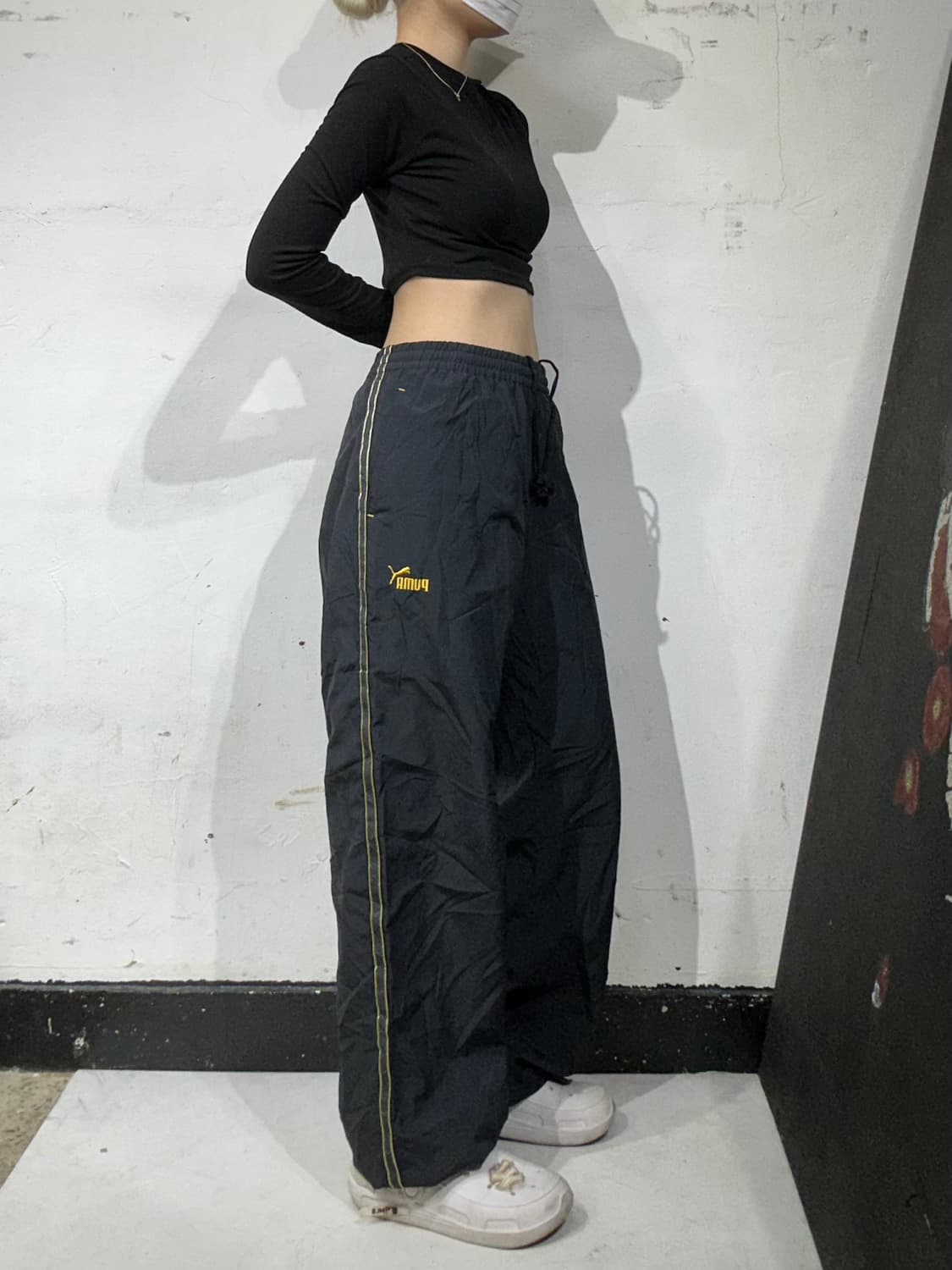 푸마 블랙 옐로우 사이드 라인 와이드 트랙 팬츠 상품이미지1