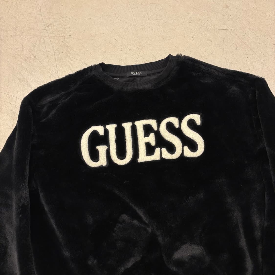 게스 페이크 퍼 빅로고 맨투맨 상품이미지2