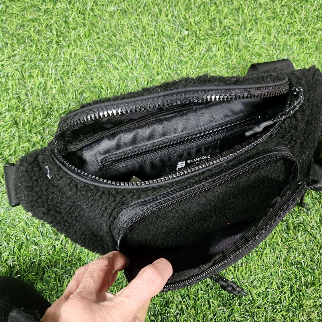 BEANPOLE SPORT 블랙 플리스 힙색 | 겨울 스트릿 무드 상품이미지6
