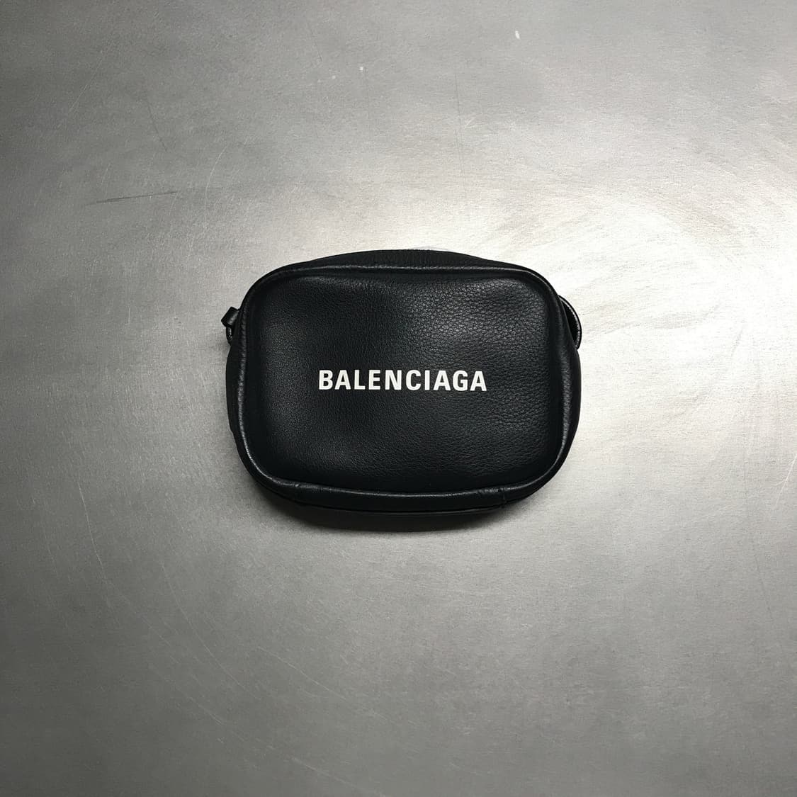 발렌시아가 로고 레더 숄더백 블랙 새상품 상품이미지1