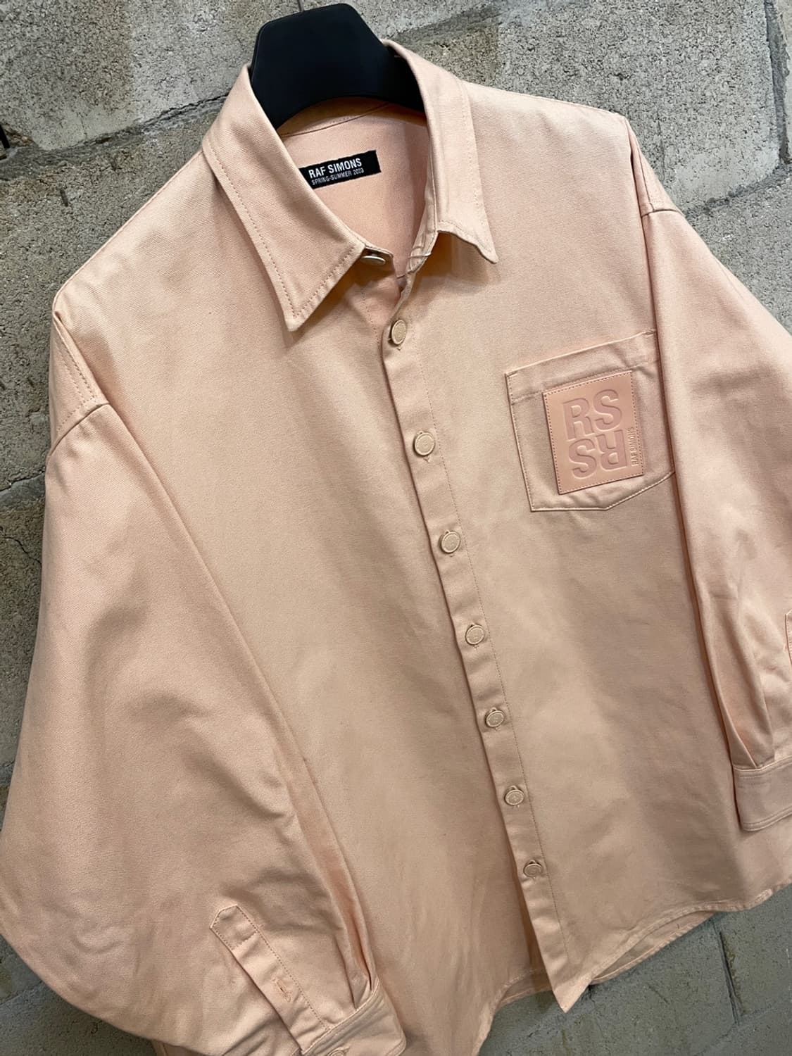 라프시몬스 레더 패치 오버사이즈 데님 셔츠  상품이미지3