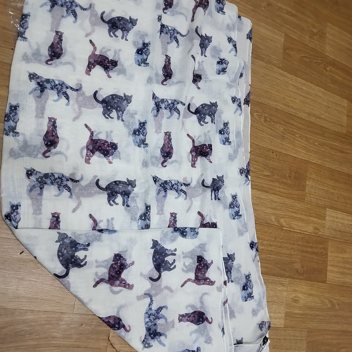 새상품 미센스 고양이 패턴 시스루 스카프 43,000->13,000. 상품이미지3