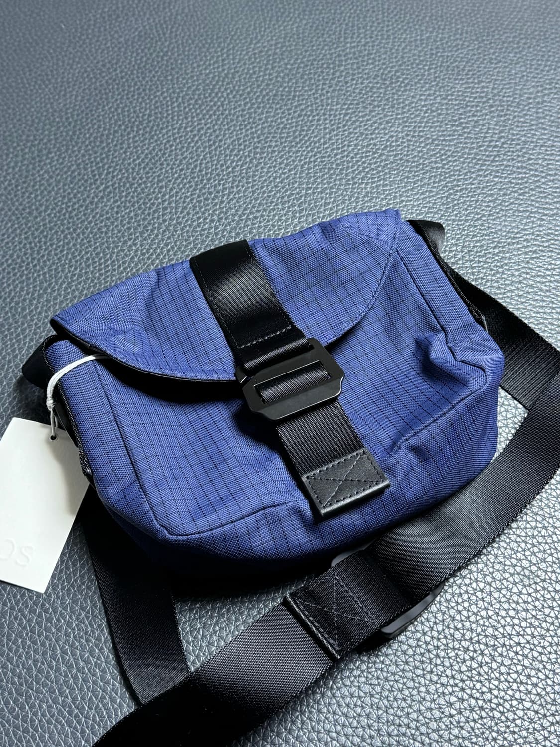 Cos 코스 그리드 크로스바디백 팝니다 상품이미지1