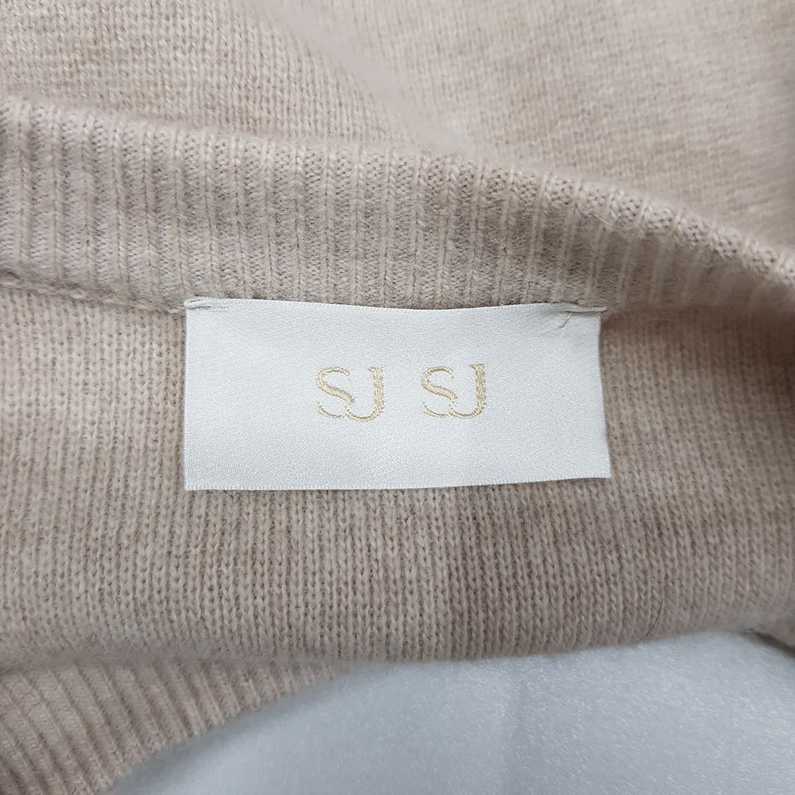 한섬 SJSJ 2022 니트 배색 구스다운 가디건 XS사이즈 상품이미지4