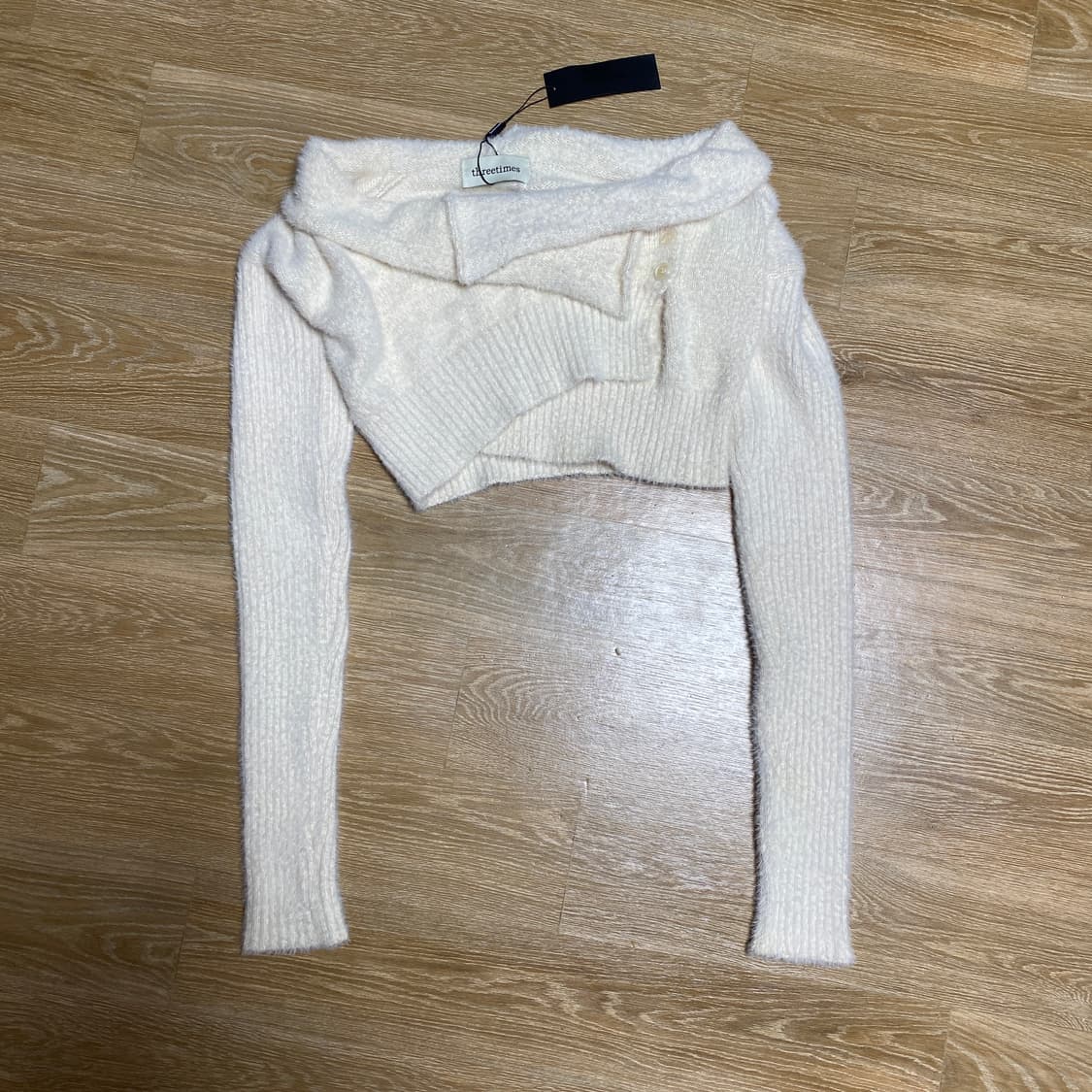 택O 쓰리타임즈 헤어리 랩 가디건 베이지 오프숄더 니트 상품이미지2