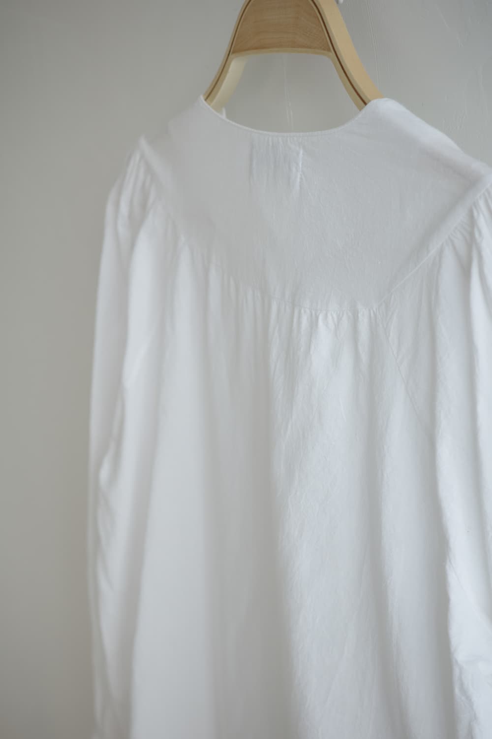 Christy제품
• 화이트 포켓 코튼 블라우스 상품이미지10