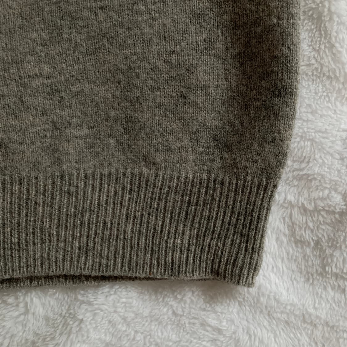 유니클로 PURE NEW WOOL 100 브이넥 니트 상품이미지7