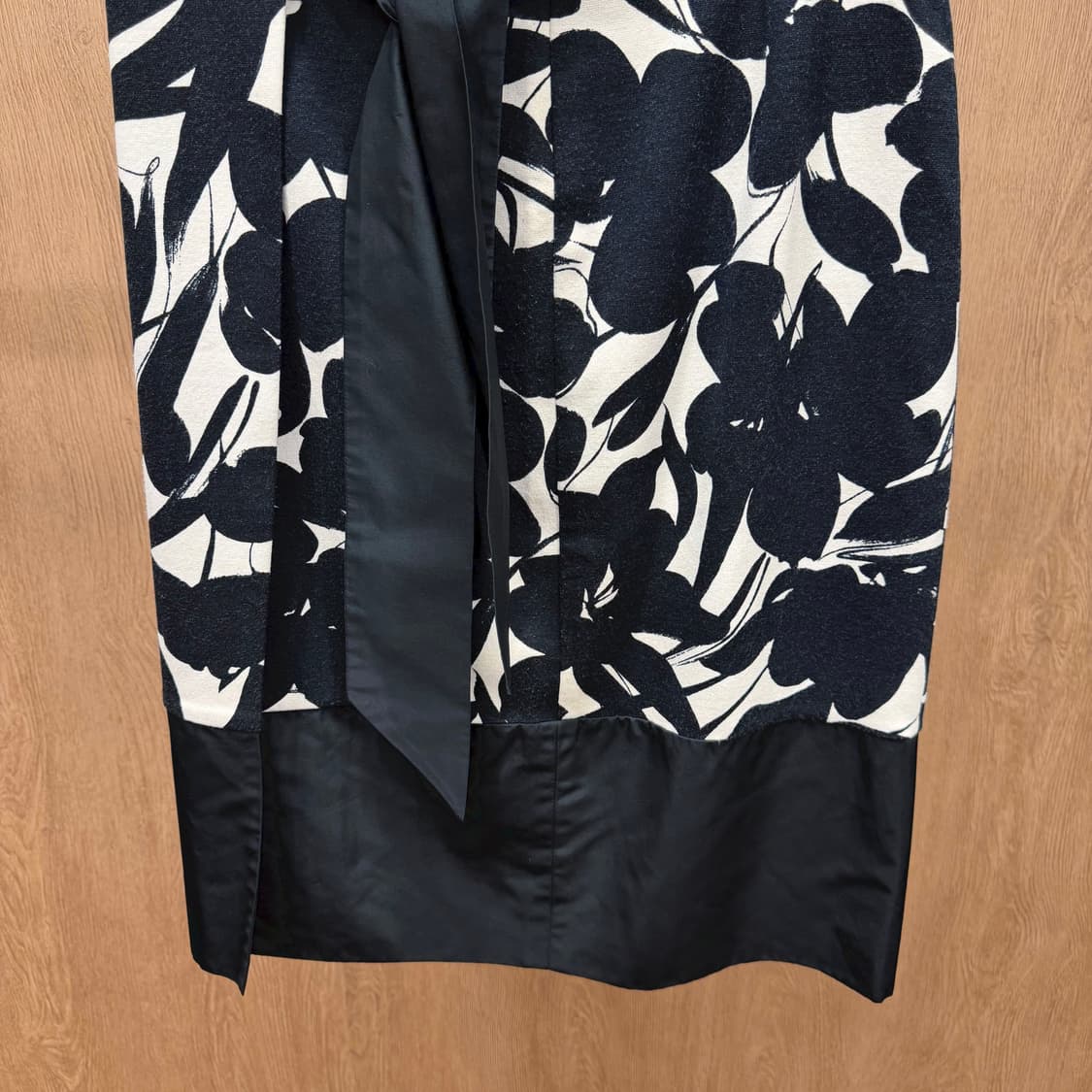 막스마라 미디 스커트 플로럴 프린팅 리본 스트랩 타이 디테일 H라인 블랙 상품이미지5