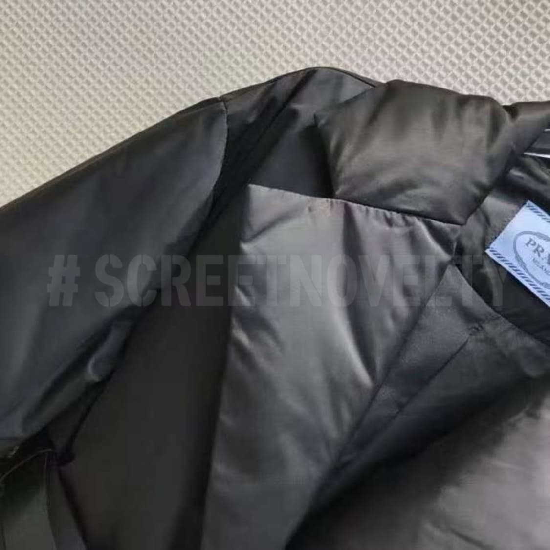 프라다 블랙로고 여성 패딩 상품이미지5