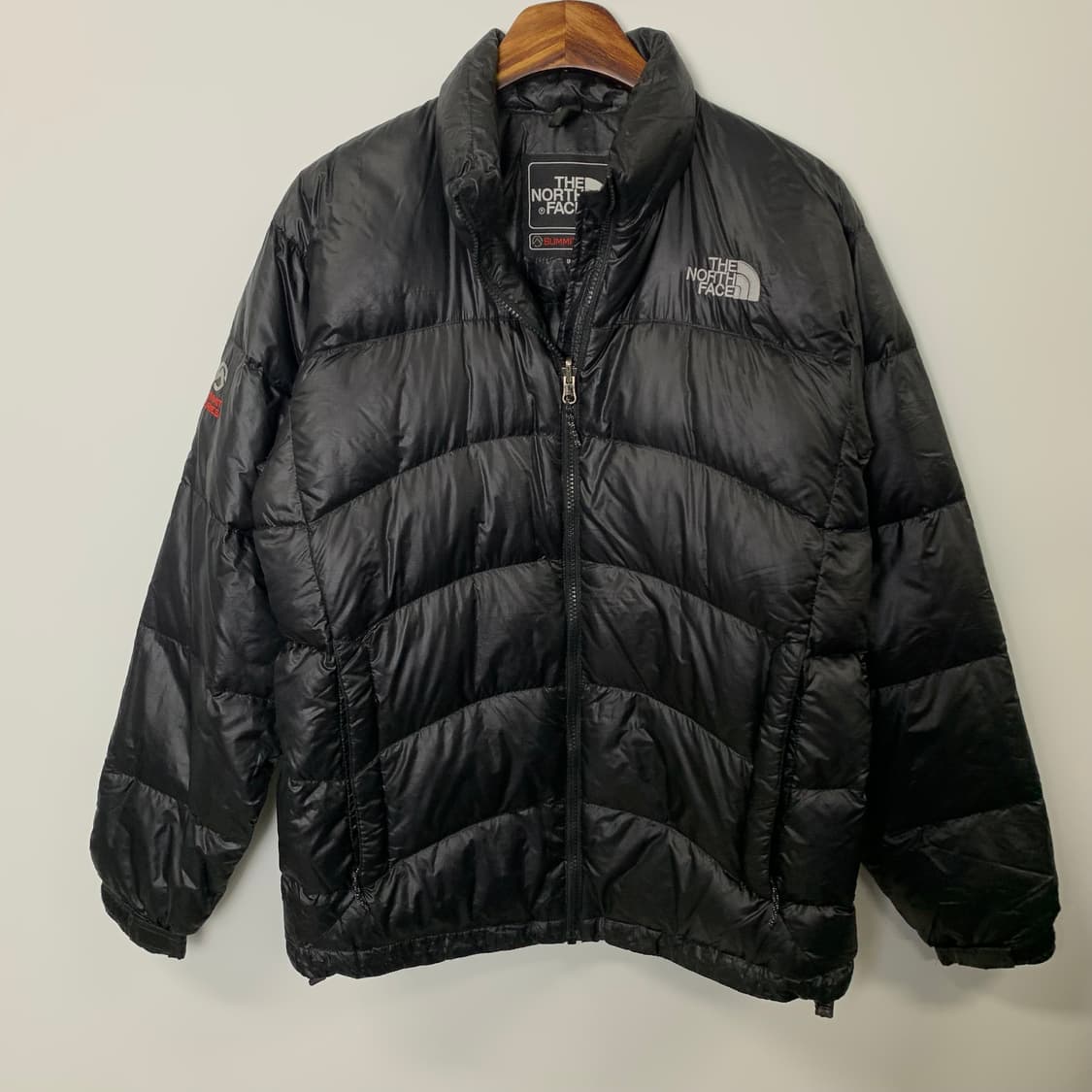 노스페이스 써밋시리즈 블랙 유광 패딩 상품이미지2