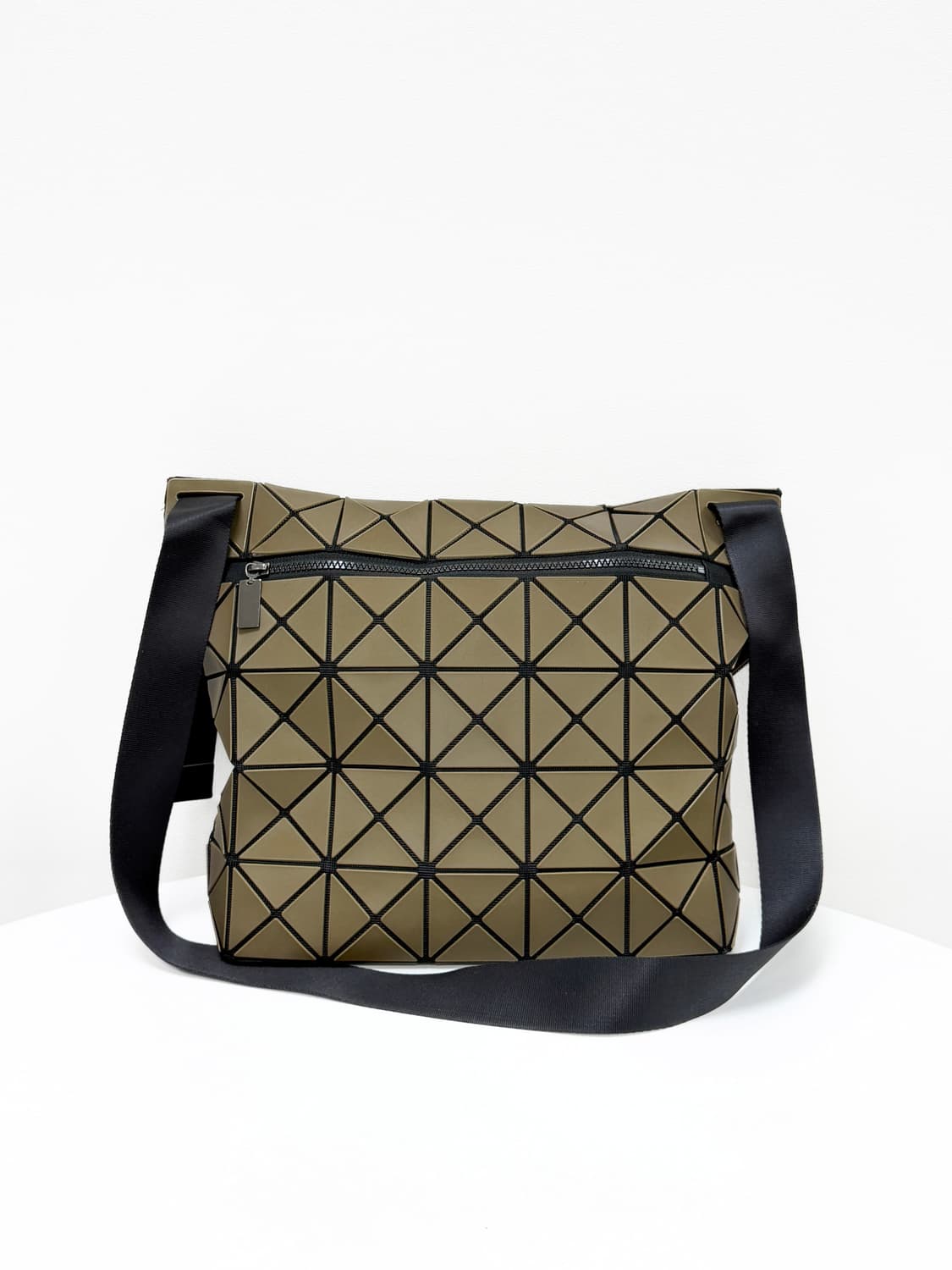 바오바오 이세이미야케 락 매트 메신저 크로스백 상품이미지3