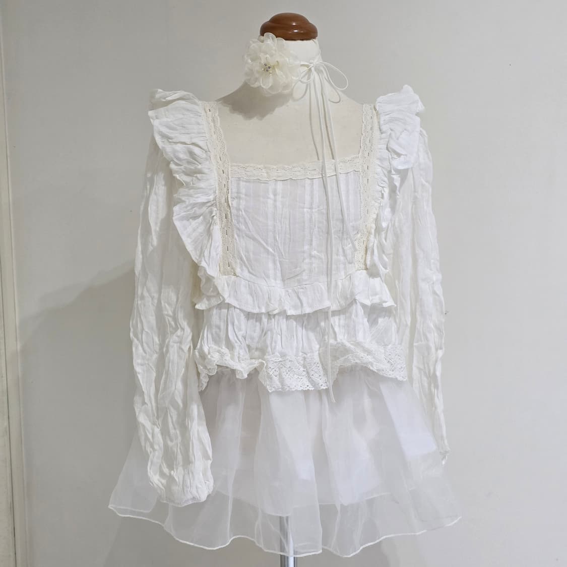 빈티지 화이트 레이스프릴 펀칭 캉캉 크롭 스모크 블라우스 상품이미지1