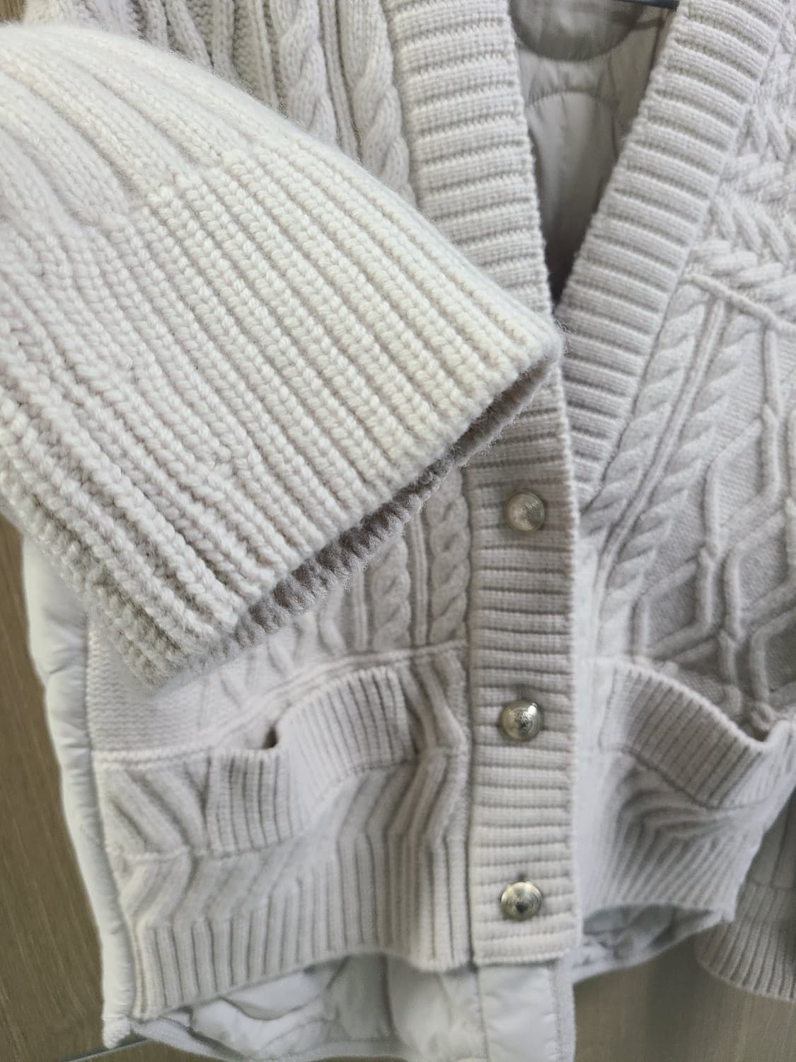 시스템 아이보리 색상 꽈배기 니트 패딩 상품이미지5