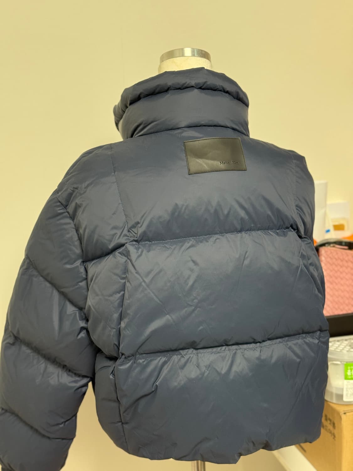 DP상품)마뗑킴 하이 넥 클래식 크롭 퍼퍼 다운 점퍼 네이비 (W) 상품이미지3