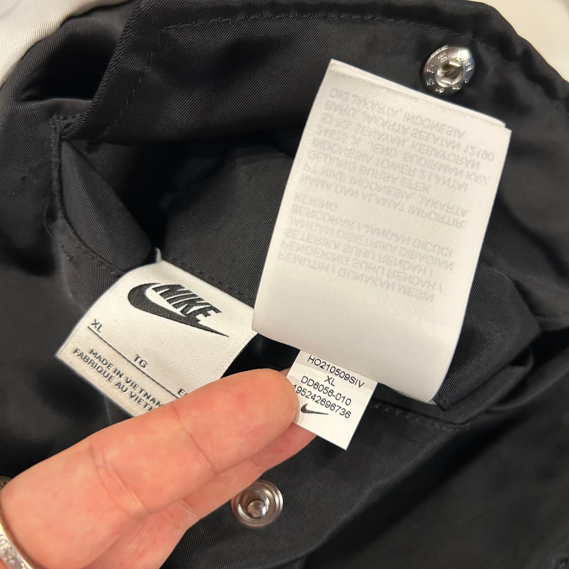 [XL] 나이키 써마핏 스우시 블랙/화이트 봄버 자켓 상품이미지8