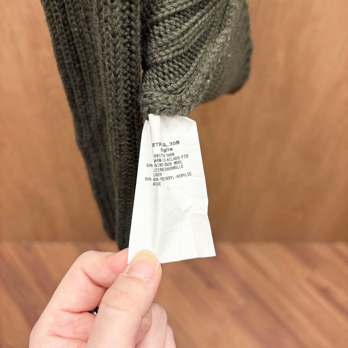 막스앤코 슬림핏 긴팔 골지 니트 비대칭 넥 플랩 카라 지퍼 디테일 카키 상품이미지8