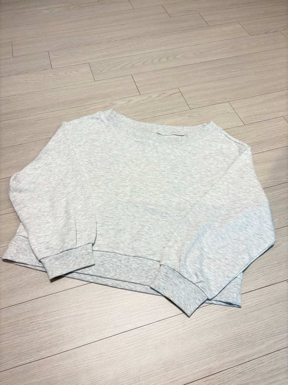 H&M 드랍 숄더 크롭 맨투맨 에크루 색상 S(55사이즈) 상품이미지1