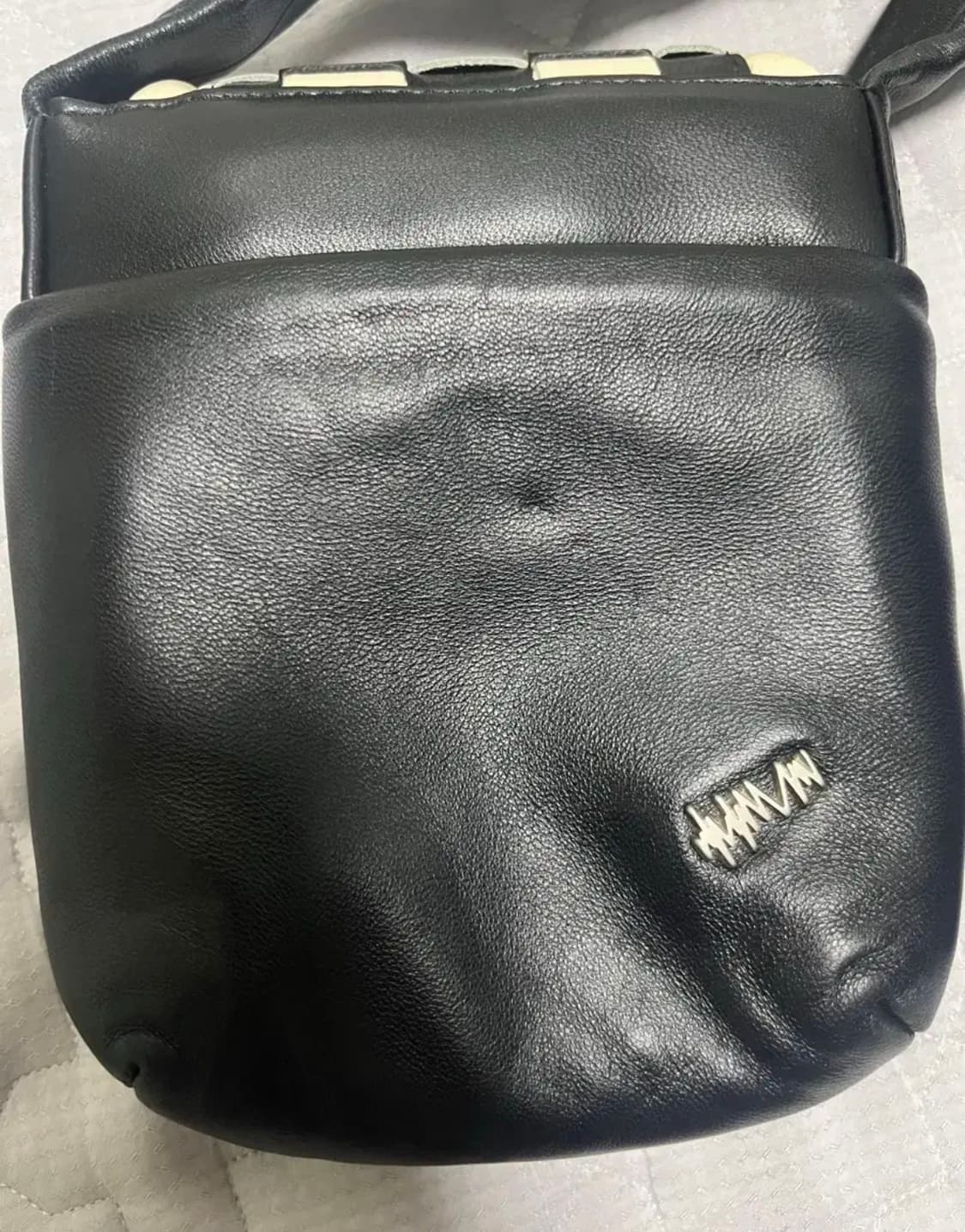 아더에러 보드백 흰검 상품이미지4