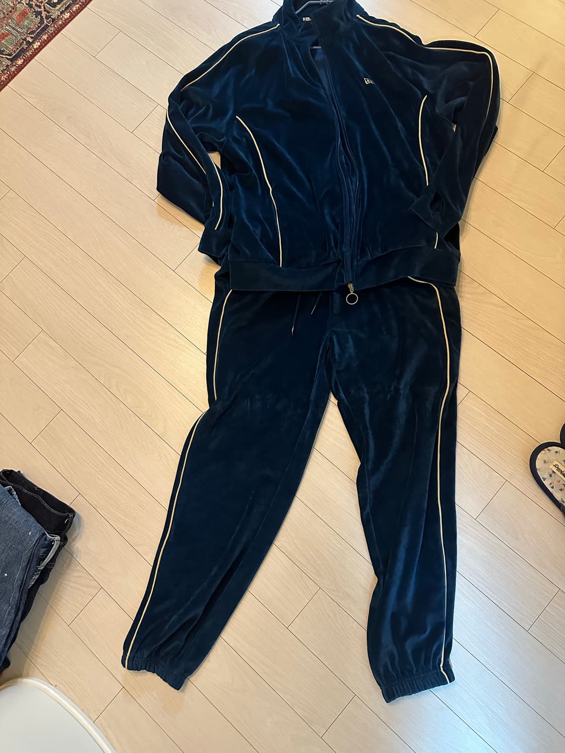 뉴에라 벨벳 트레이닝복 상품이미지1