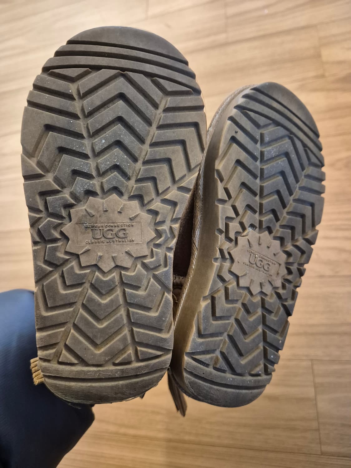 사이즈는 165mm인 어그 부츠입니다. 아이가 신기 편하도록 부츠 입구가 상품이미지6