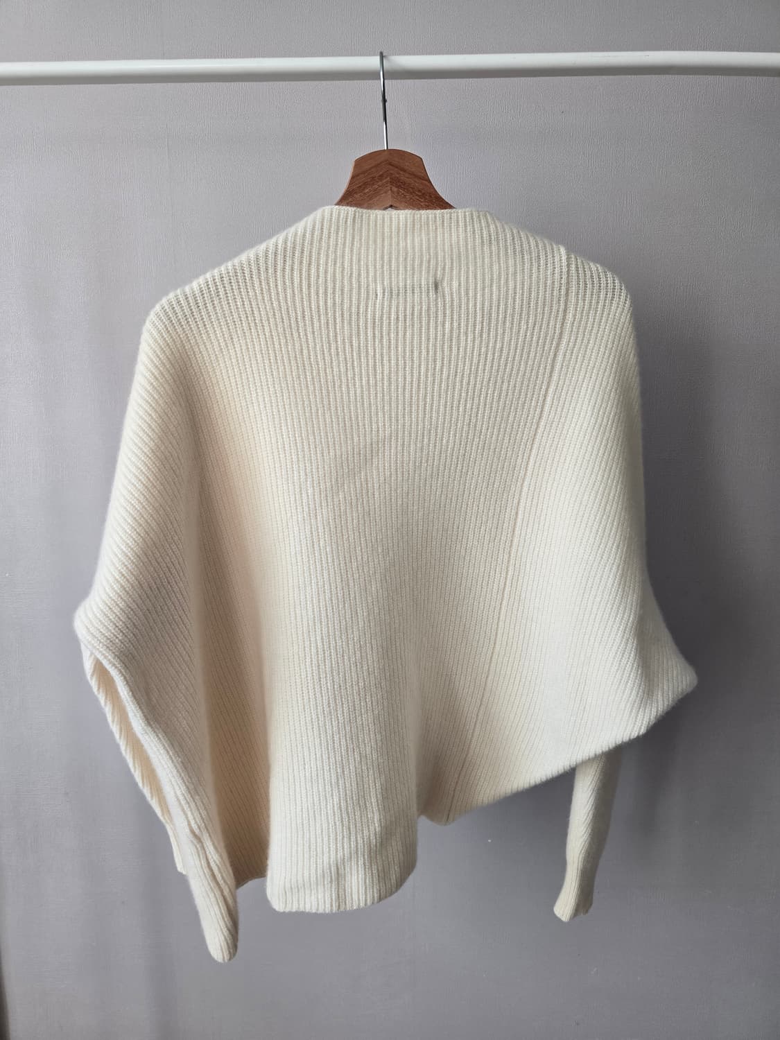 BARNYARDSTORM 비대칭 하이넥 크림 울니트 상품이미지3