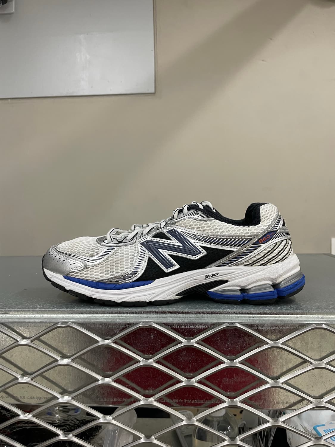 뉴발란스 860v2 메탈릭 실버 285 상품이미지1