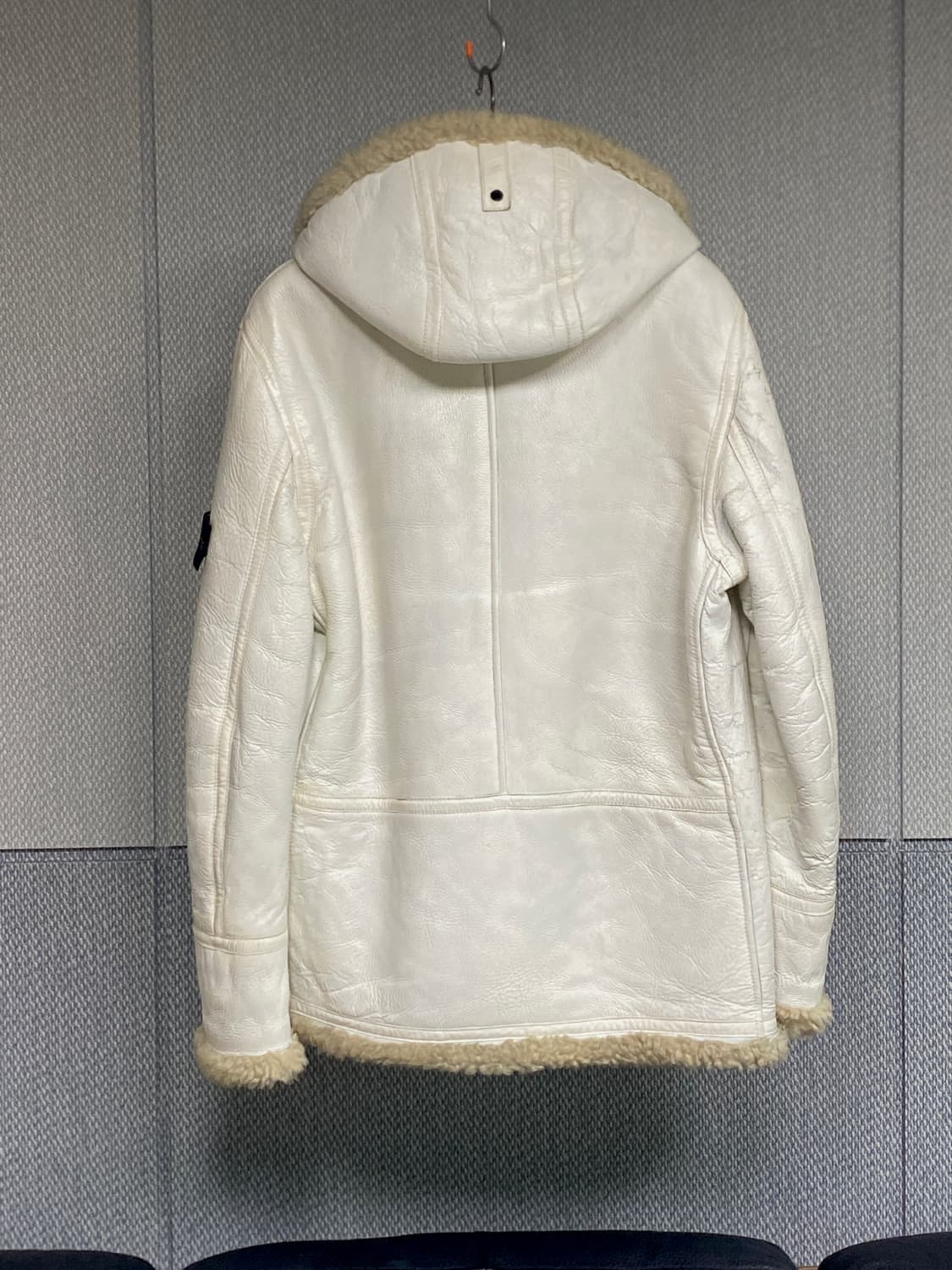  스톤아일랜드 크랙효과 천연가죽 양모안감 와펜 후드 무스탕 100 사이즈 상품이미지3