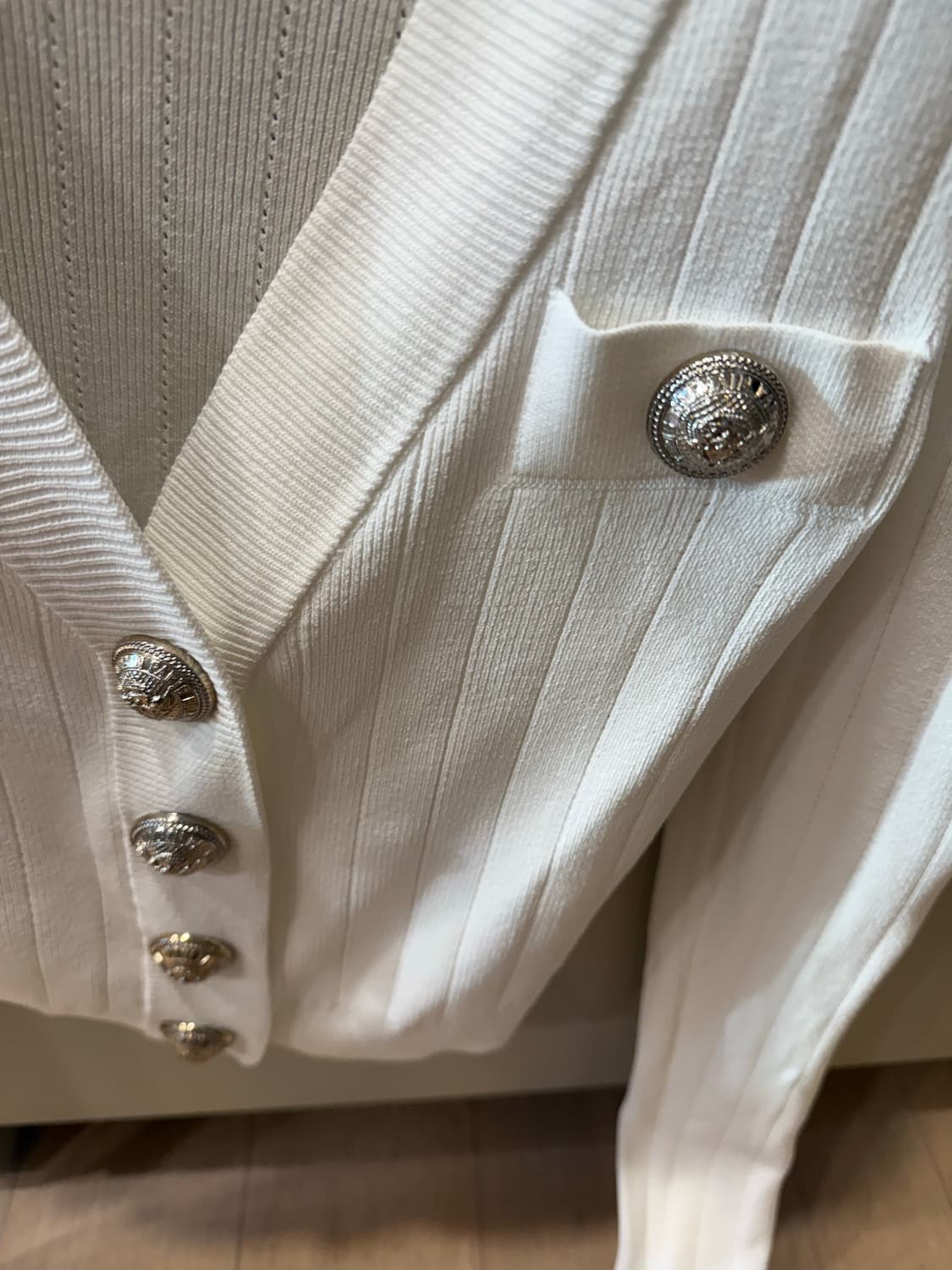 발망 V넥 포인텔 니트 스타일 가디건 (CF1KL007KB07) 상품이미지10