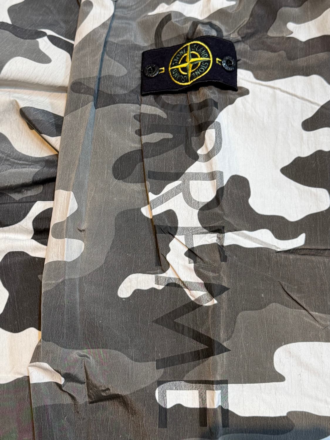 스캇 슈프림 X 스톤아일랜드 16 카모 나일론 메탈 트랙 팬츠 상품이미지7