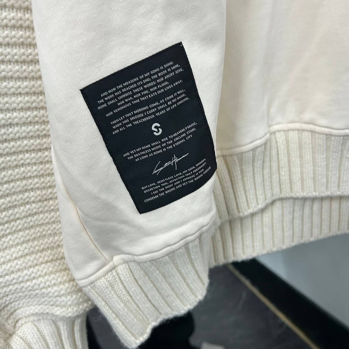 송지오 옴므 케이블 슬리브 라글랑 맨투맨 크림 상품이미지8