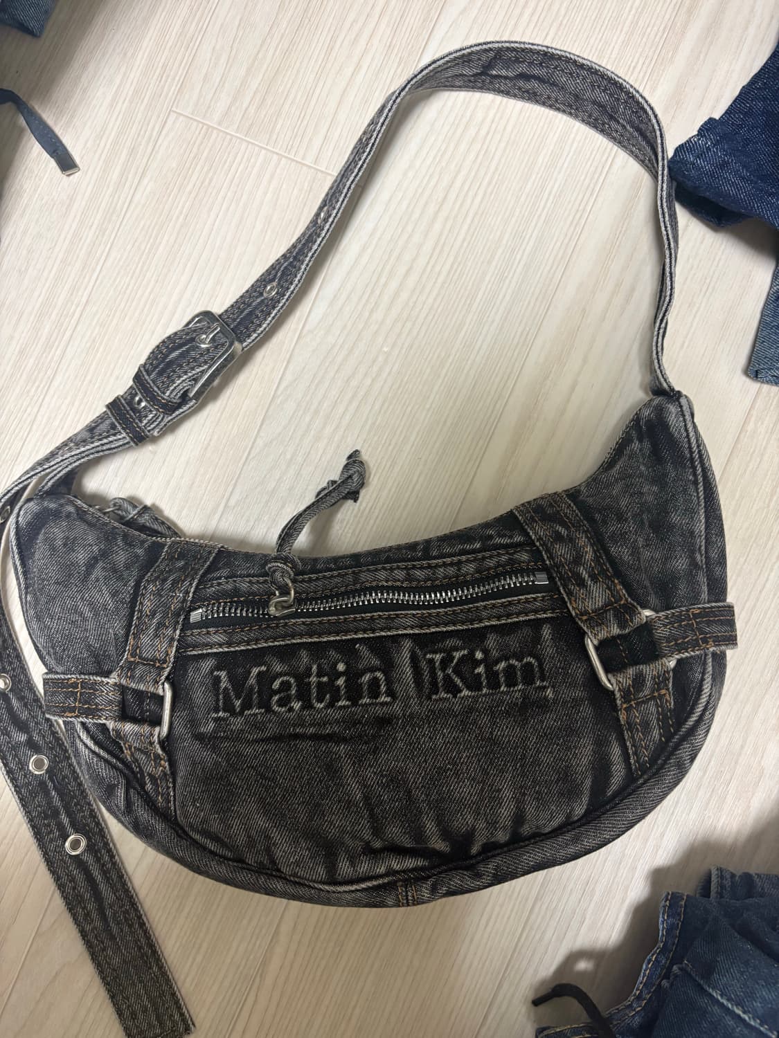 (새상품) 마뗑킴 빈티지 워싱 데님 미니 호보백 상품이미지2
