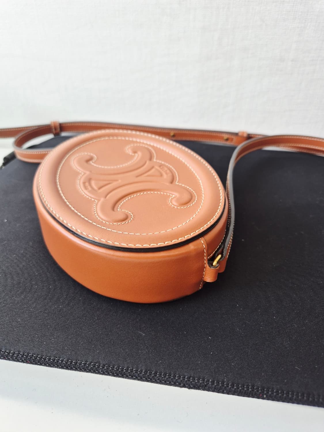 셀린느 트리오페 오벌펄스 크로스백 탄 상품이미지4