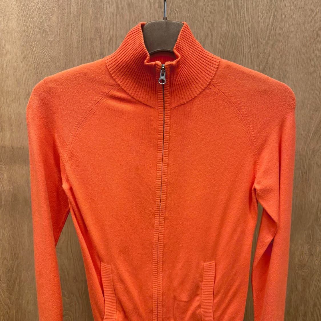 띠어리 하이넥 긴팔 니트 집업 무지 립 넥 디테일 레귤러핏 오렌지 상품이미지4