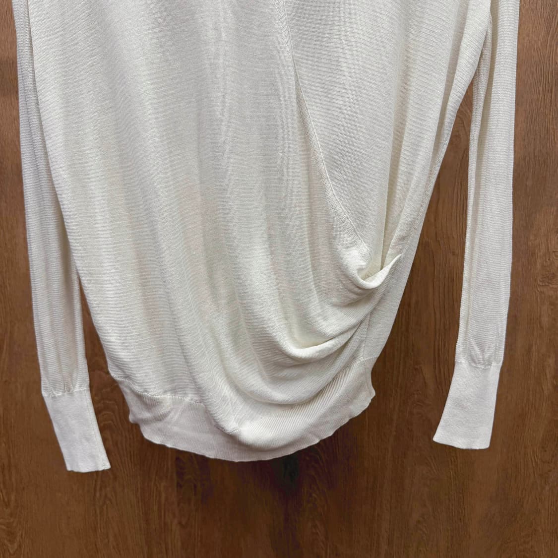 랑방 컬렉션 라운드넥 긴팔 티셔츠 드레이프 셔링 디테일 아이보리 상품이미지5