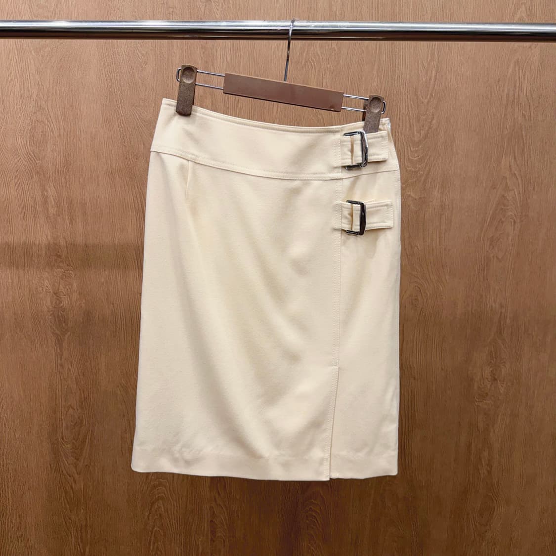 꾸레쥬 미디 스커트 더블 스트랩 사이드 슬릿 라인 디테일 아이보리 상품이미지2