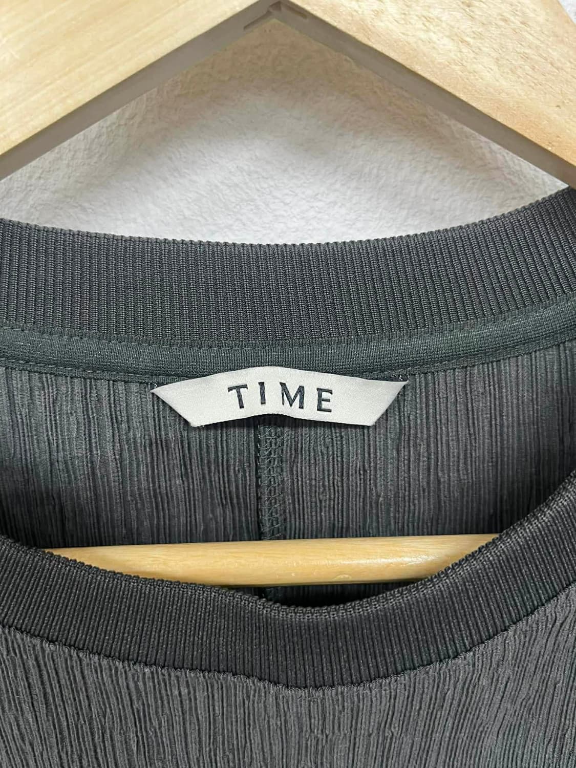 [105] 타임 한섬 23년 신형 플리츠 텍스처 반팔 티셔츠 숏슬리브 상품이미지3