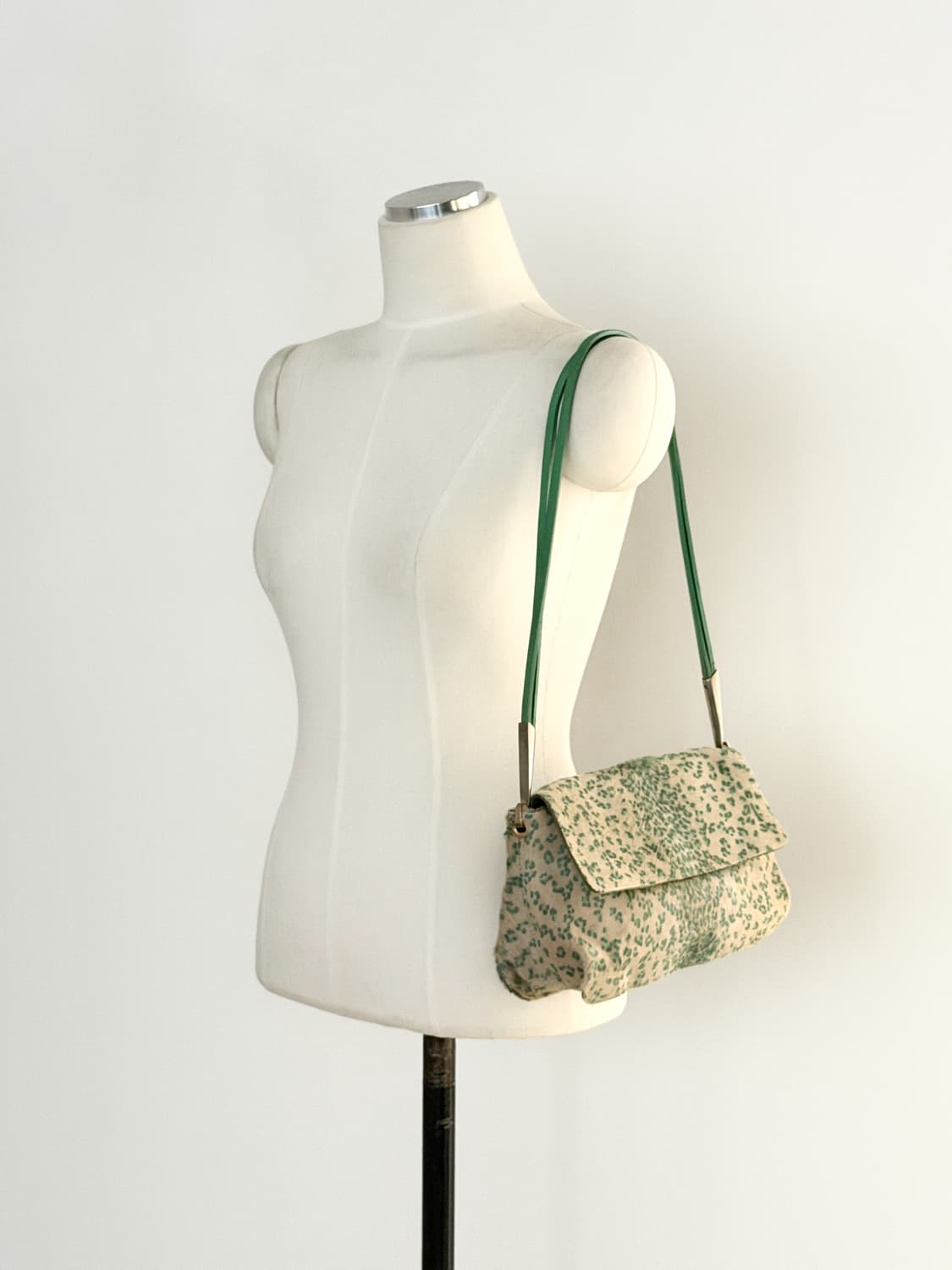 보테가베네타 레오파드 송치 플랩 숄더백 상품이미지1