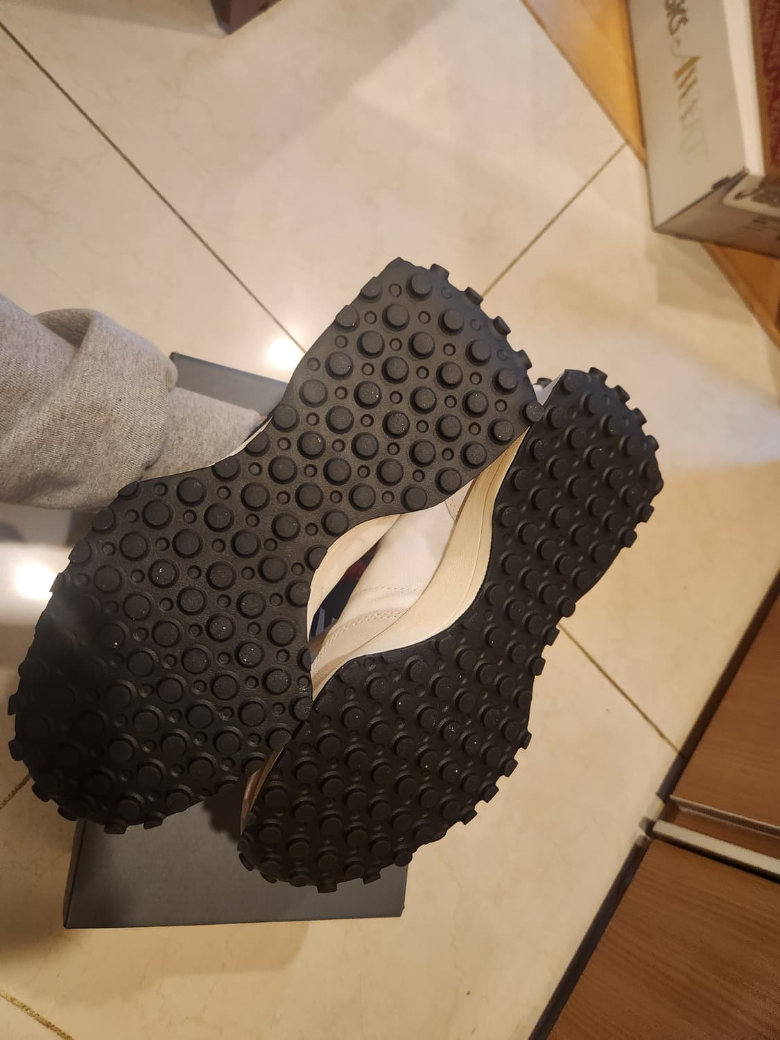 (새상품) 270mm 뉴발란스 327 화이트 블랙 상품이미지3