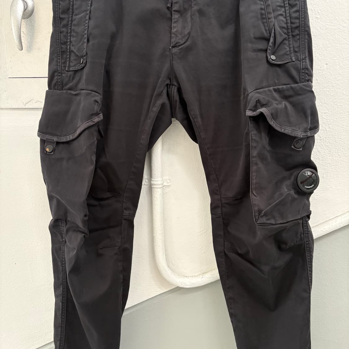 씨피컴퍼니 페이딩 블랙 렌즈 카고 팬츠 상품이미지4