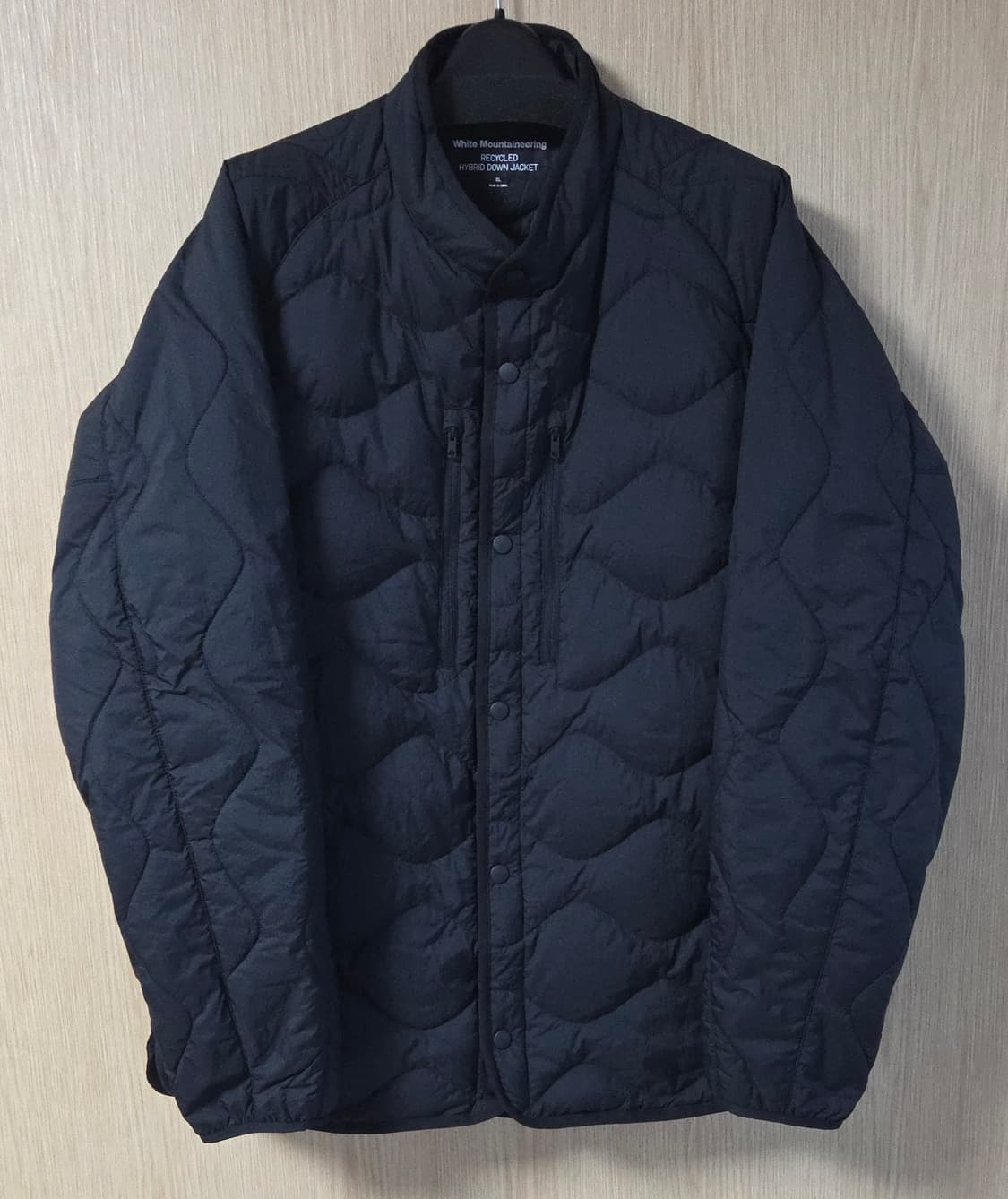 유니클로 화이트마운티니어링 경량 패딩 하이브리드 상품이미지1