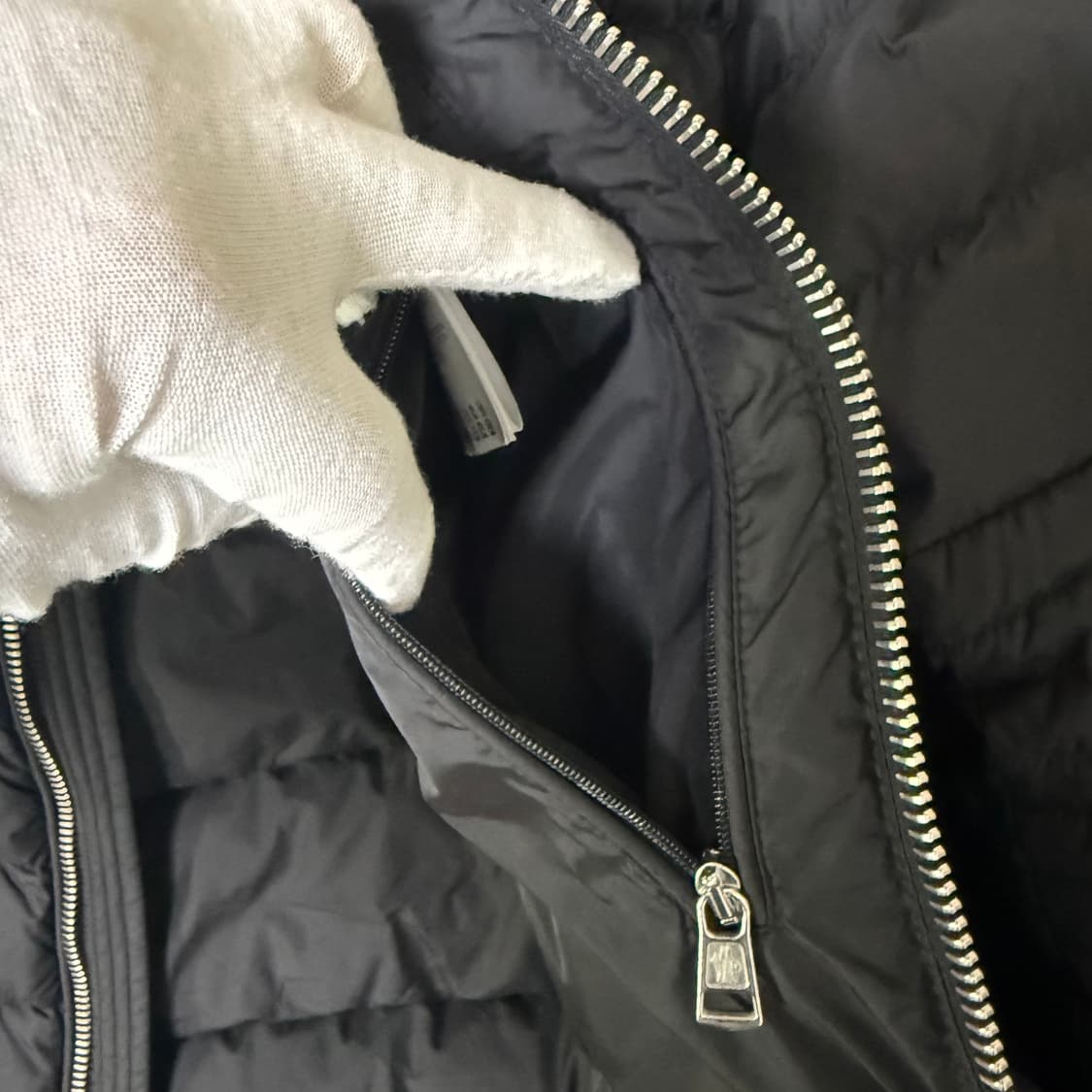 몽클레어 아미오 라이더 경량패딩 쇼트 다운 자켓 블랙 상품이미지7