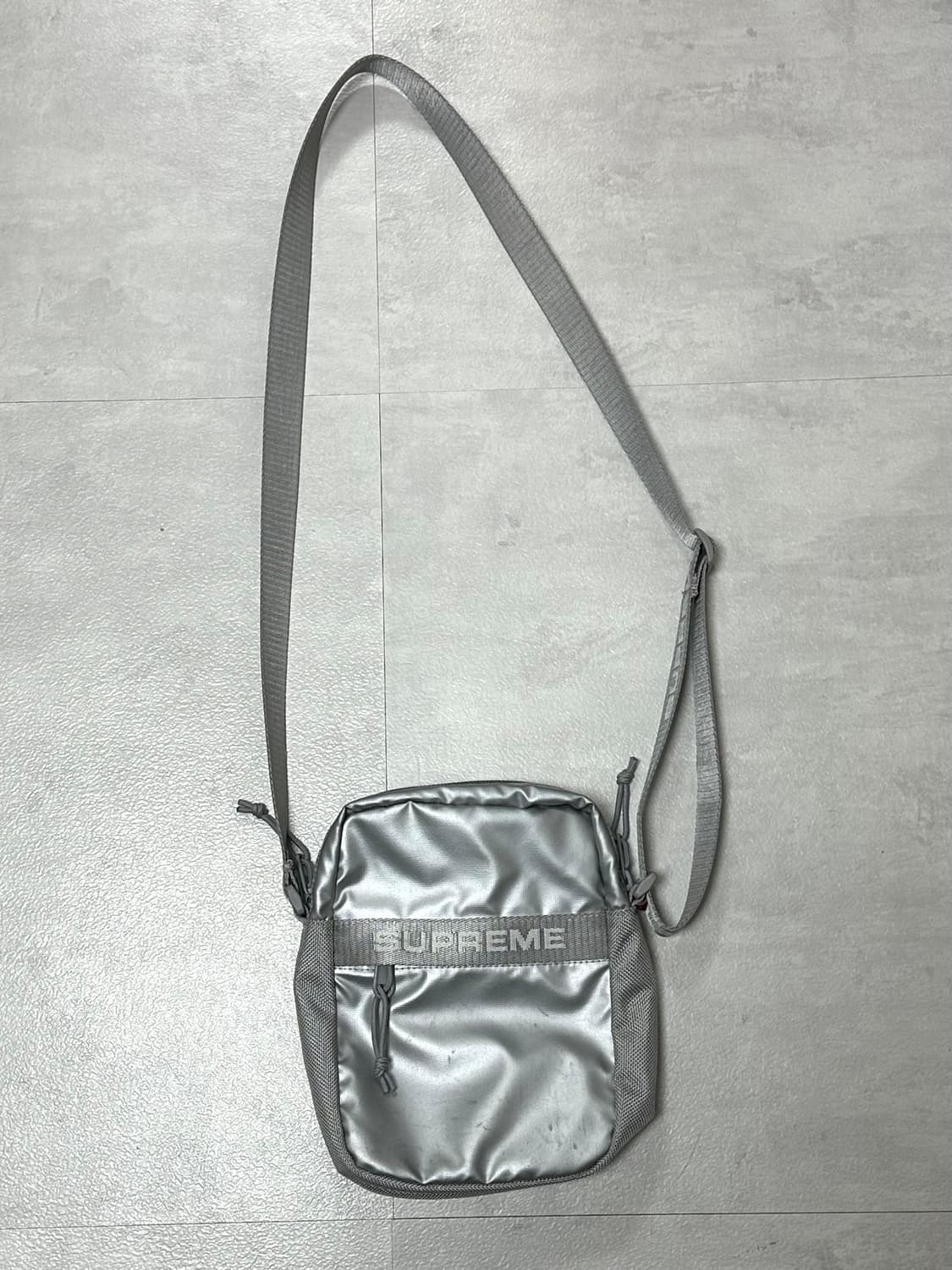 슈프림 숄더백 실버 22fw 상품이미지1