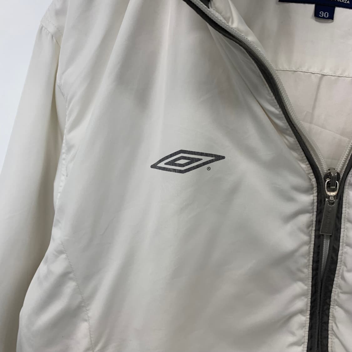 엄브로 로고 화이트 후드 점퍼  상품이미지4