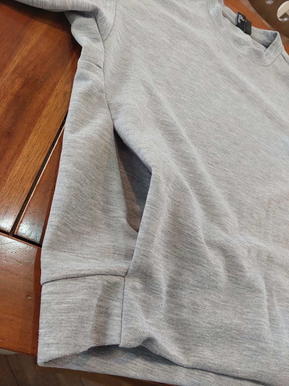 아디다스 폴리 그레이 맨투맨  H&M 차콜 오버사이즈 스웻셔츠  상품이미지4