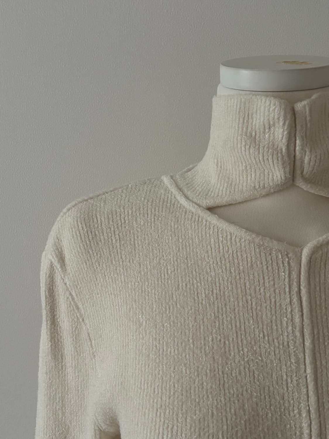 [OBZEE] 한섬오브제 터틀넥 홀 포인트 니트 상품이미지5